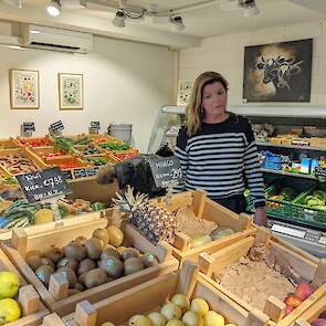 Van der wal zegt onder de indruk te zijn van de groenten en het fruit in de winkel te Vorden.