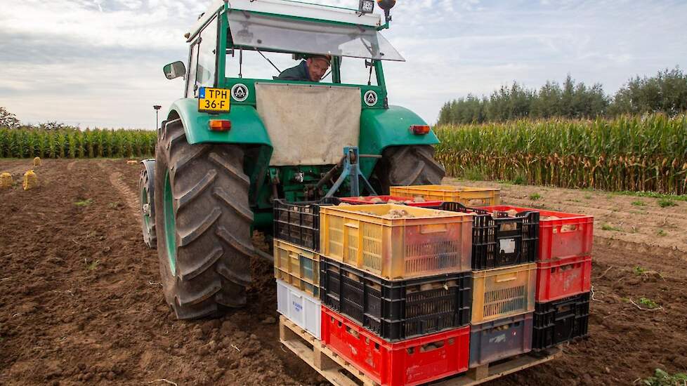 De volle kisten gaan naar de boerderij.