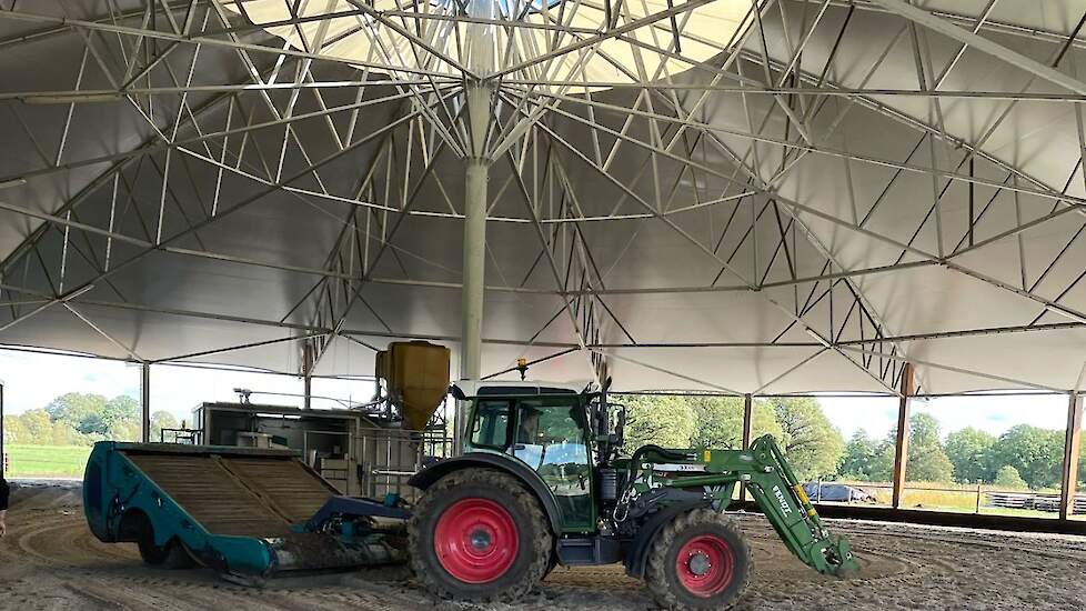 De Roundhouse Vrijloopstal van Christian Klein Koerkamp in Schalkhaar (OV)Op de foto de BeddingCleaner, waarmee de zandbodem dagelijks gereinigd wordt.