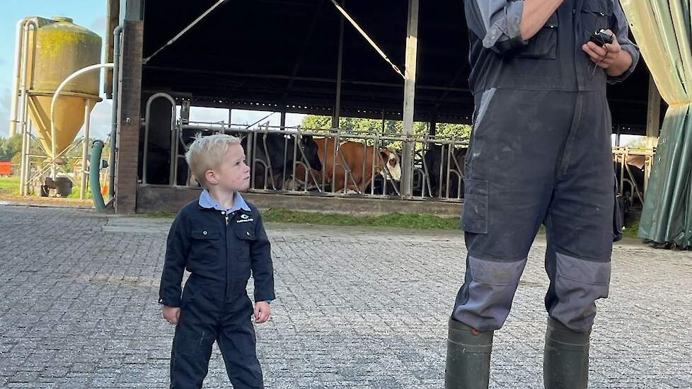 Jan Willem Tijken aan het woord, terwijl zijn zoon aandachtig luistert. 'Bij ons groeit het gras dankzij de urine als meststof in 3 weken in plaats van 4 weken uit tot maaisnede'