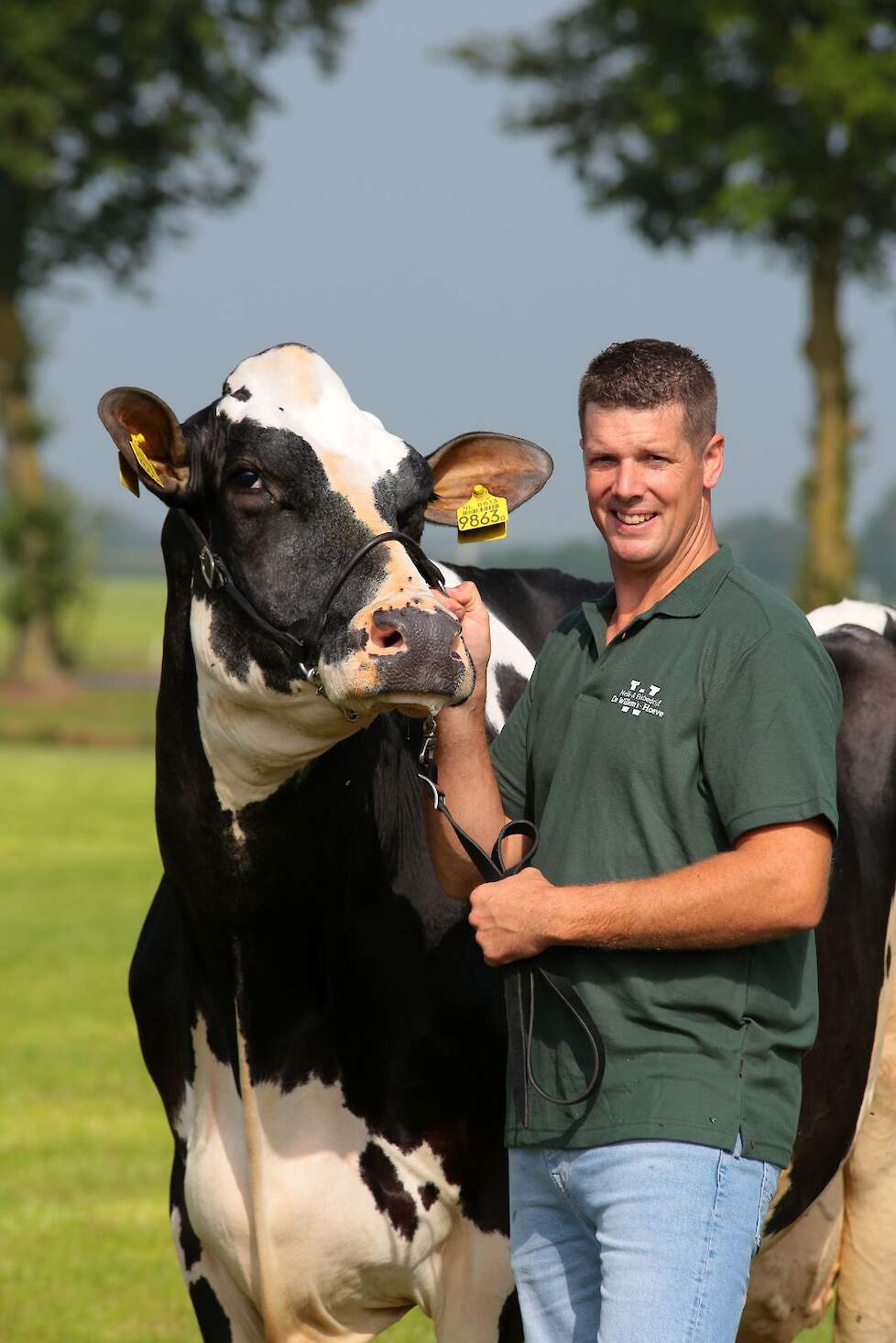 Coverfoto van de septembereditie van vakblad melkvee met Rita 9863 en haar eigenaar Wim de Jong.