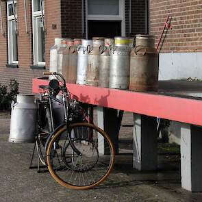 Anekdotes over de hoeveelheid bussen een boer aan de weg zette, klonken op verschillende plekken langs de route. „Het was een soort strijd, had de buurman 10 bussen, dan wilde jij er niet ‘maar 8’ neerzetten. Dan deed je ze wat minder vol.” De melkrijder