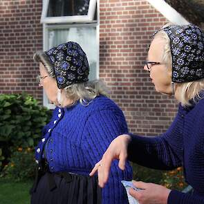 Vele toeschouwers slaan het evenement gade, ze weten het vaak nog als de dag van gisteren, zo ook de dames voor hun ouderlijk huis. Opa’s en oma’s zetten hun auto stil om hun kleinkinderen te laten zien en horen hoe de bussen klinken.