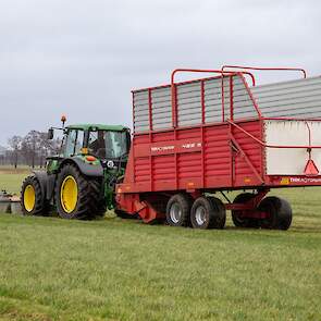 In totaal heeft Mulder de beschikking over 20 hectare groen gras. Half februari hoopt hij echter mest uit te kunnen gaan rijden. „Al wat ik dan gemaaid heb, heb ik gemaaid en de rest wordt gewoon lang bemest", vertelt Mulder