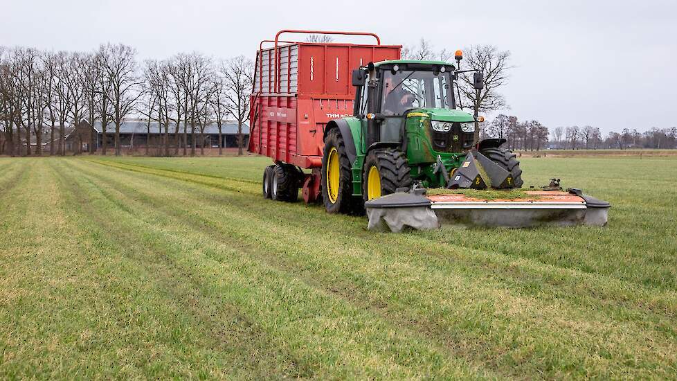 „Afhankelijk van de hoeveelheid neerslag die valt de komende dagen blijf ik gewoon doormaaien. En als het niet anders is, zoek ik een hoger stuk. Zolang de grond het toelaat , maai ik door."