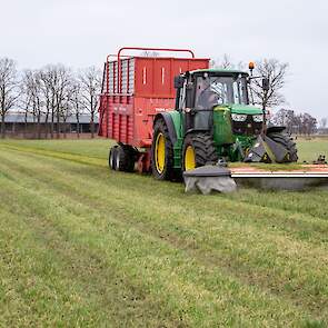 „Afhankelijk van de hoeveelheid neerslag die valt de komende dagen blijf ik gewoon doormaaien. En als het niet anders is, zoek ik een hoger stuk. Zolang de grond het toelaat , maai ik door."