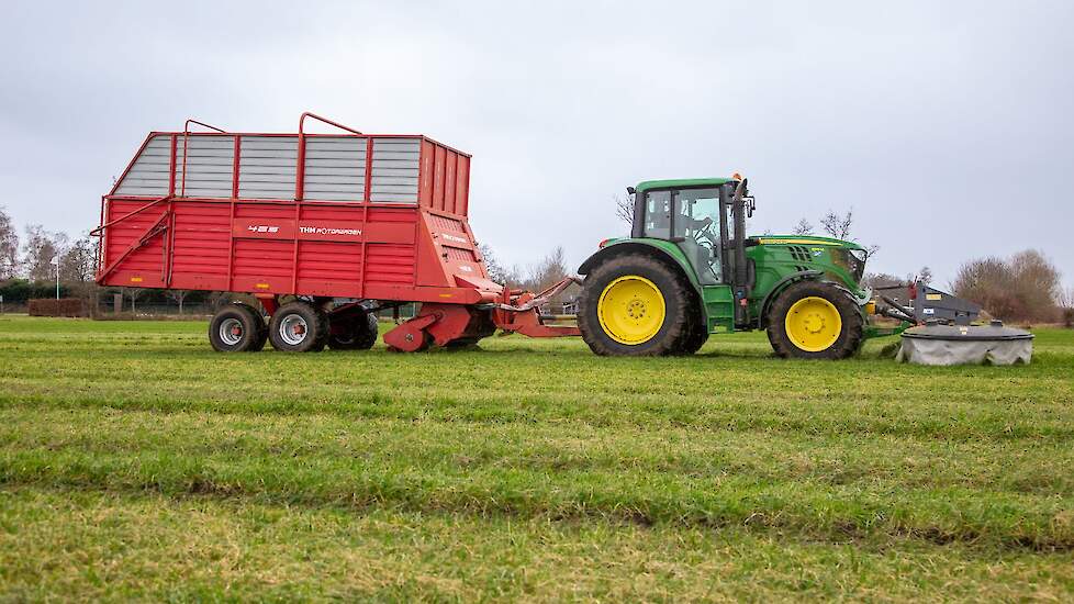 Het gras ging door het kletsnatte najaar te lang de zomer in. Mulder hoopt dat hij nu alsnog de mogelijkheid heeft het verse gras te benutten.