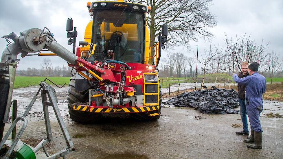 Houwers en Van Gessel maken een praatje, terwijl de tank van de zodebemester wordt volgepompt.