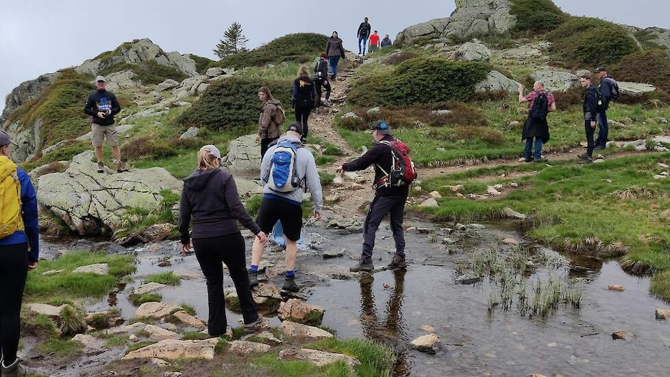 De wandelaars trainden maandag door een wandeling in een prachtig gebied met veel meren. Alpe d’HuZes is gestart als fietsevent maar het aantal wandelaars stijgt elk jaar. Dit jaar had BIG Challenge 4 runners, een van hen Tim van Loon rende drie keer de b