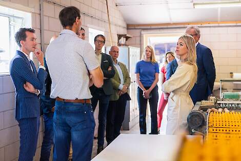 Minister Wiersma op bezoek bij Theo Folmer, biologisch pluimveehouder en in omschakeling naar biologisch melkveehouder.