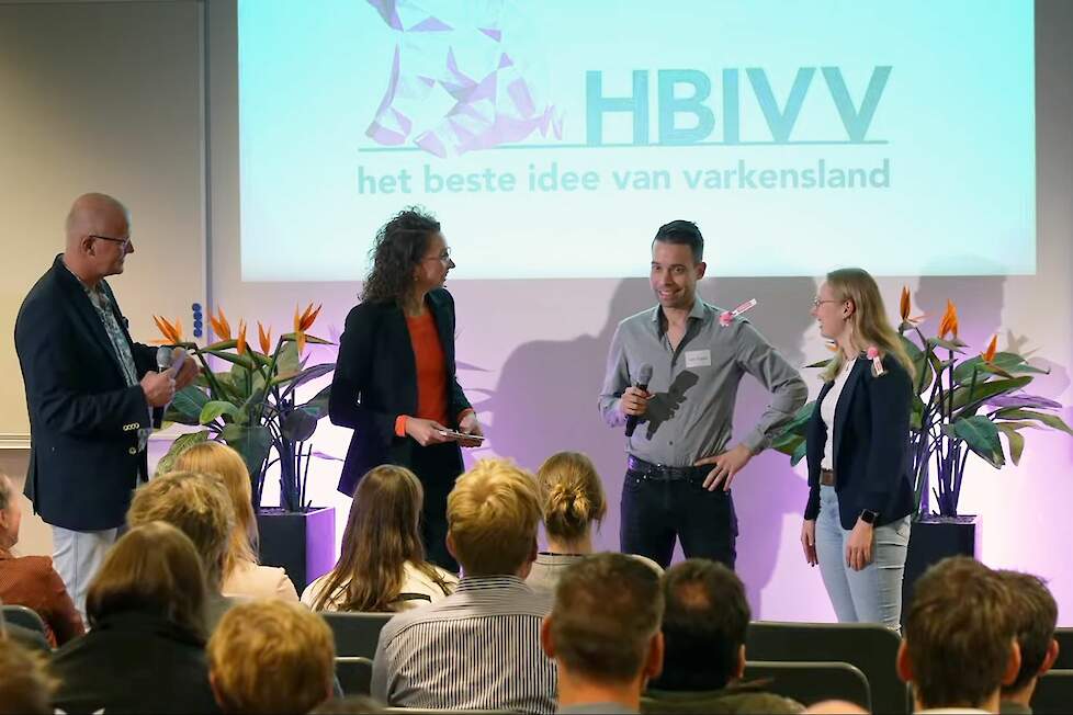 Vlnr: Dick Wermink, presentator van HBIVV 2024 Chantal Duijn, Jari Vogels en Sidney Schipper.