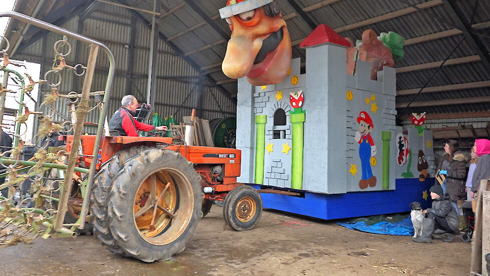 Carnavalswagen krijgt vorm op melkveebedrijf in Netterden