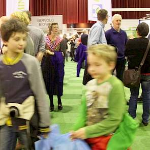 „Niet alleen het biologische segment groeit, maar vooral het besef groeit”, oppert een bezoeker op weg naar een gezond speltbroodje. Hij is vandaag hier voor info over biologische KI. De veehouder hoeft trouwens niet lang te zoeken naar een bakker, want d