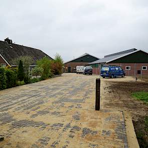 De klinkers liggen net in de oprit. Het gebouw, waarin zich naast de melkstal ook een nieuw tanklokaal en ruimte voor nuchtere kalveren bevindt, is tegen de voorgevel van de bestaande ligboxenstal gebouwd en heeft een afmeting van 22 bij 15 meter.