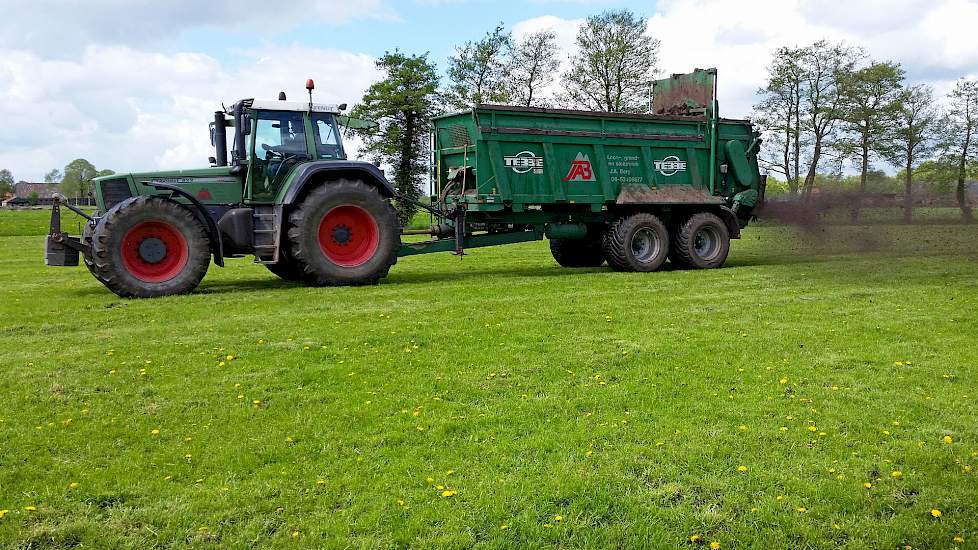 Het voordeel van compost boven Bokashi is dat het mooi verdeeld over het land wordt uitgereden, vindt Wim van den Hengel.