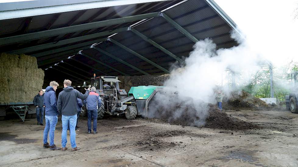 Van den Hengel verwerkt organische reststromen tot jonge compost, dat twee à drie weken is gecomposteerd. De compost wordt hier op een ril gelegd en belucht. ‘We doen het halve composteerproces en maken daarmee de reststromen ziektekiem- en onkruidvrij.’