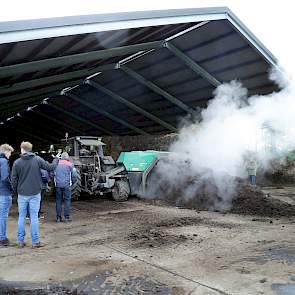 Van den Hengel verwerkt organische reststromen tot jonge compost, dat twee à drie weken is gecomposteerd. De compost wordt hier op een ril gelegd en belucht. ‘We doen het halve composteerproces en maken daarmee de reststromen ziektekiem- en onkruidvrij.’