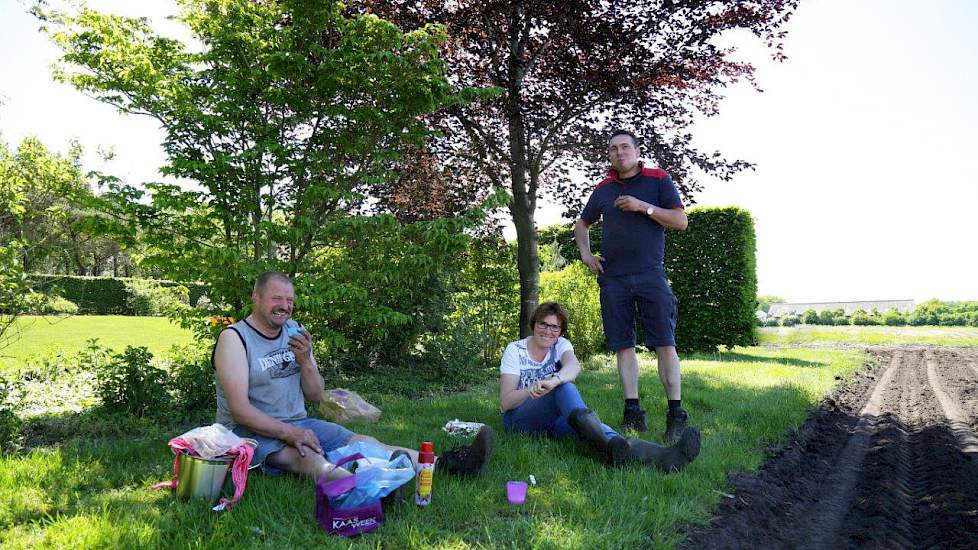 Henny Kuipers en moeder en zoon Lenferink aan de lunch.