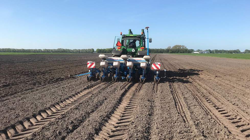 Waterink zaait zelf de maïs. Ondanks dat er de maandags 10 millimeter water viel, was het land prima begaanbaar.