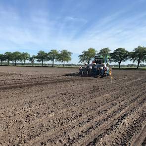 Waterink kiest bewust voor ploegen in plaats van spitten. „Spitten zorgt voor een te fijn zaaibed, wat bij droogte gaat stuiven en bij een nat voorjaar snel dichtslempt. Door wat grovere kluiten te houden, heb je een betere capillaire werking. Ook rijden